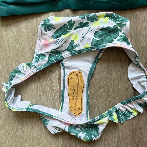 Shekini Green and White Bikini with Tropical Floral Beach Size L Swim Resort - Picture 3 of 7